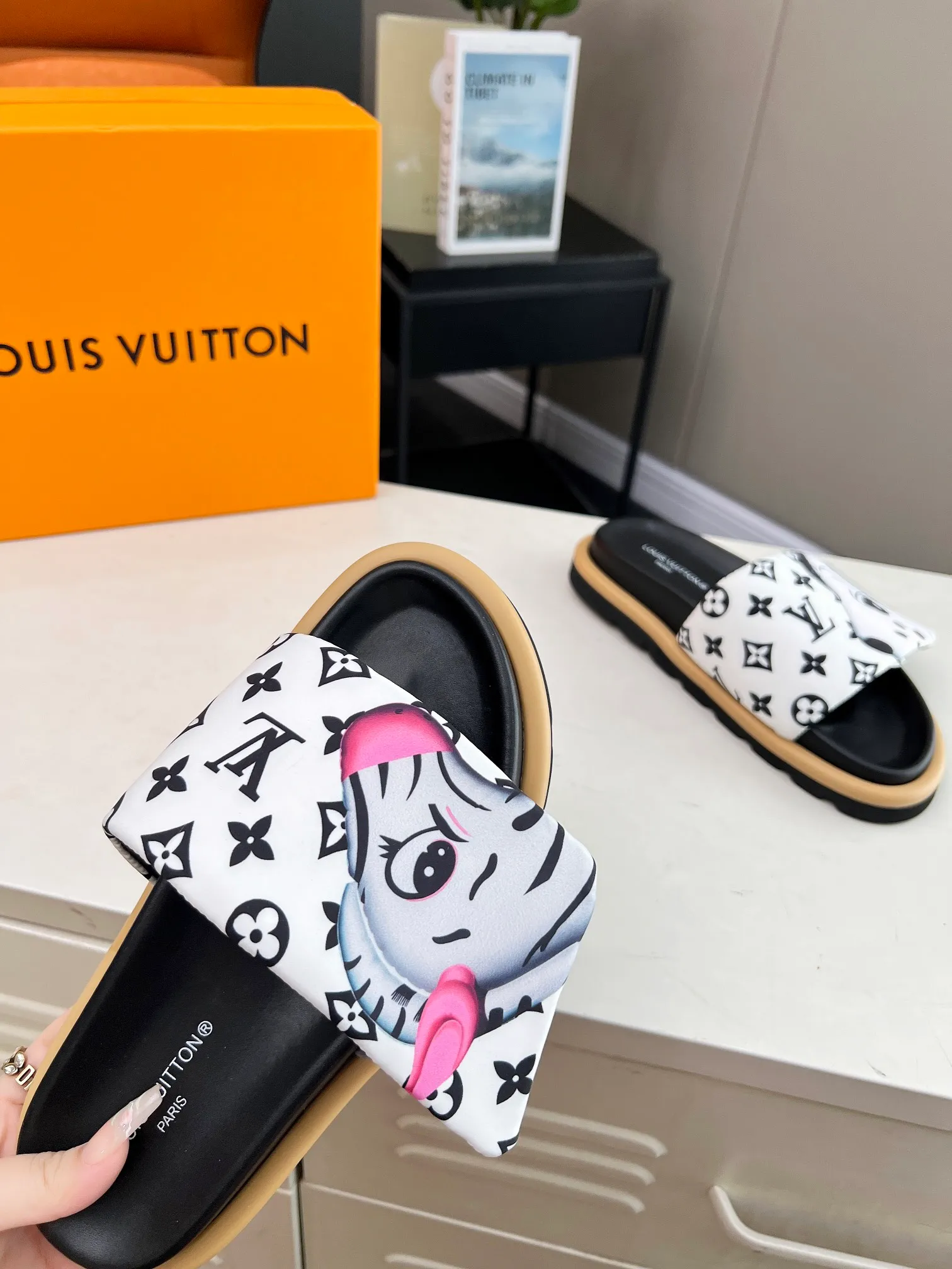 👟👟Ex-factory price 360👟👟 lv donkey brand l home 2024 hot style embossed logo embossed sandals This ol low comfort flat sandals are made of technical fabrics and use high-frequency embossing technology to reinterpret the monogram pattern. Soft padded upper with adjustable Velcro, comfortable and tough insole adds harmonious color ▪️Fabric: Original customized technical fabric ▪️Lining: soft sheepskin lining ▪️Sole: Original open-molded rubber foam outsole Color: .yellow.black▪️